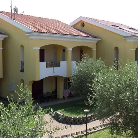 Olive Orchard Gardened With Shared Pool ביביונה