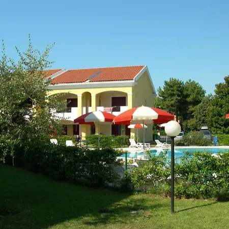 Olive Orchard Gardened With Shared Pool דירה *